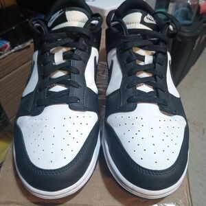 Nike Men’s Black and White Low-Top Sneakers